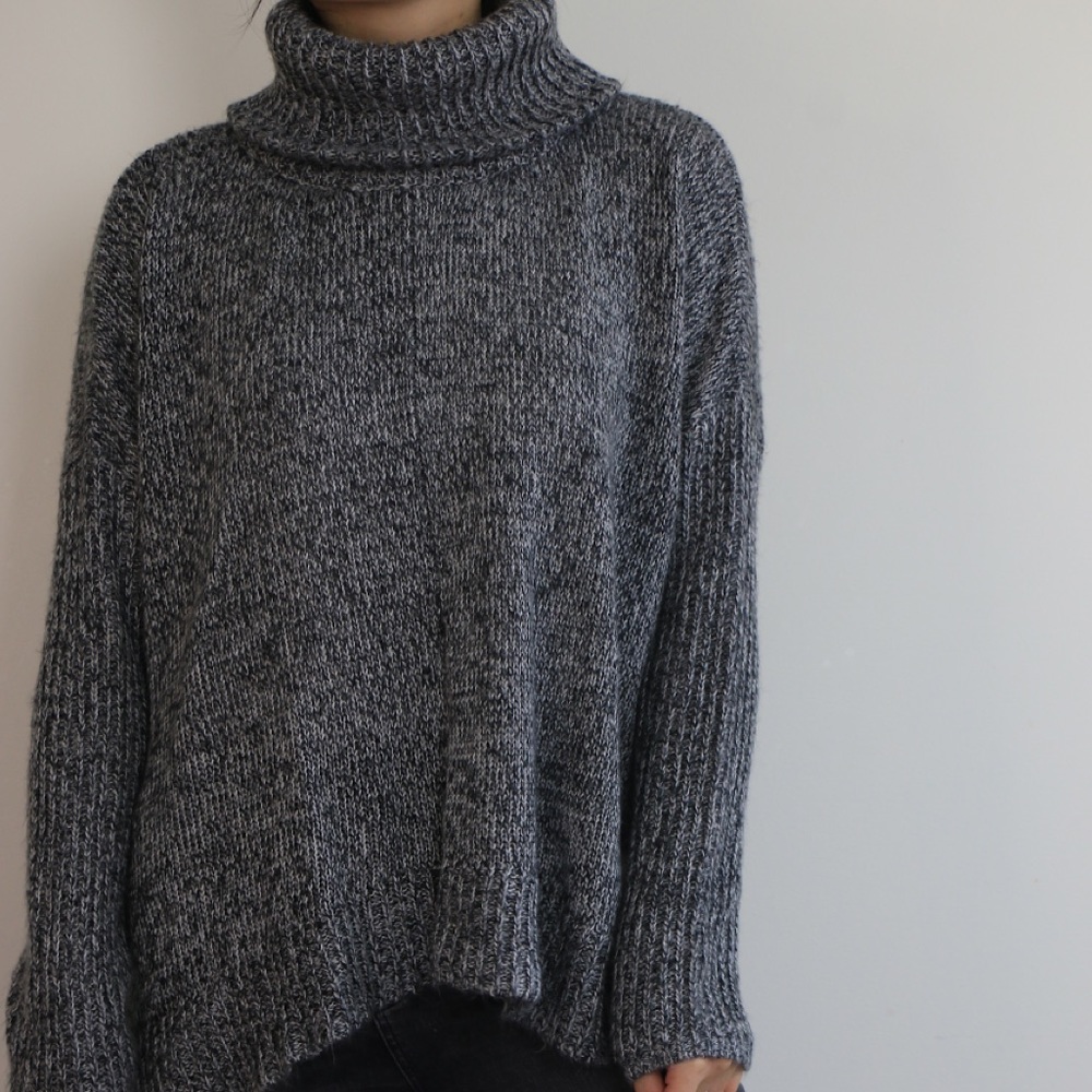TURTLENECK SWEATER